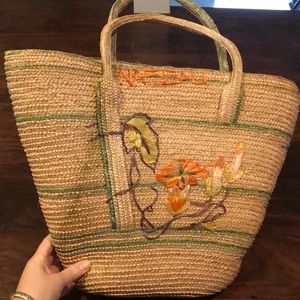 Straw bag w embroidery.